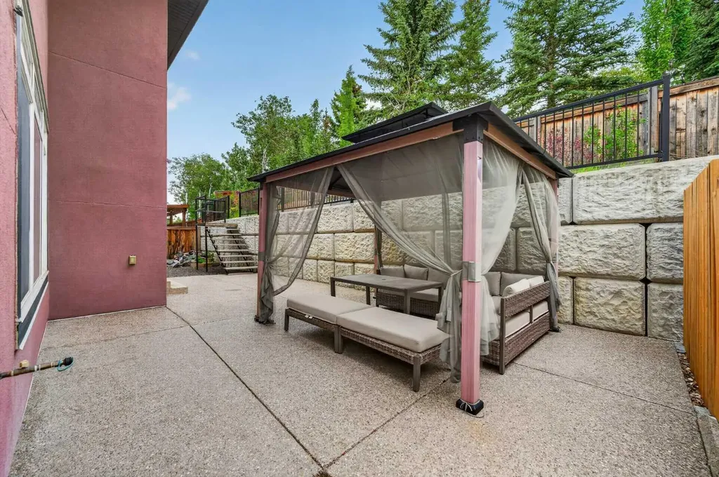 36 Rockyvale Green NW Calgary AB T3G 0E3