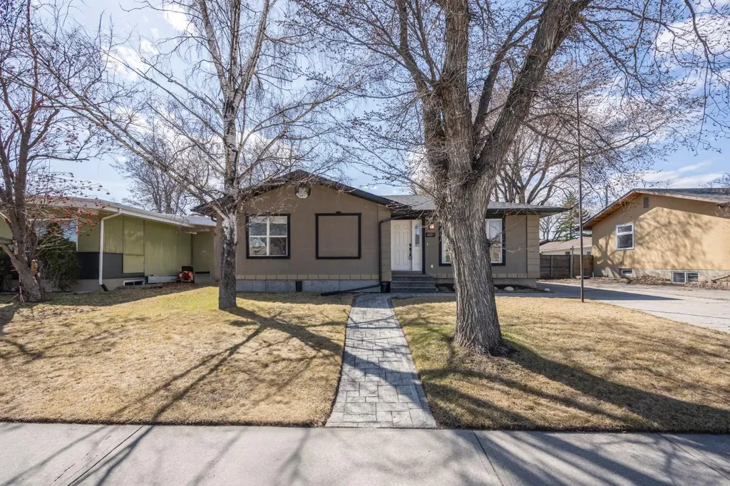 6031 Lacombe Way SW Calgary AB T3E5T4