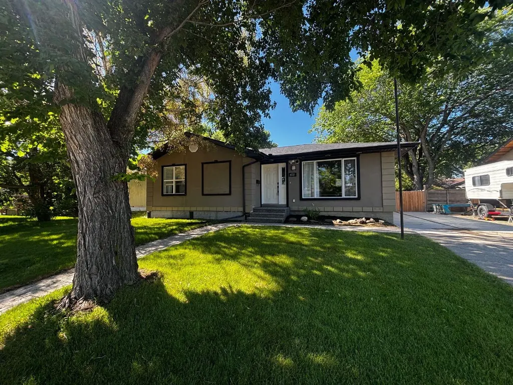 6031 Lacombe Way SW Calgary AB T3E5T4