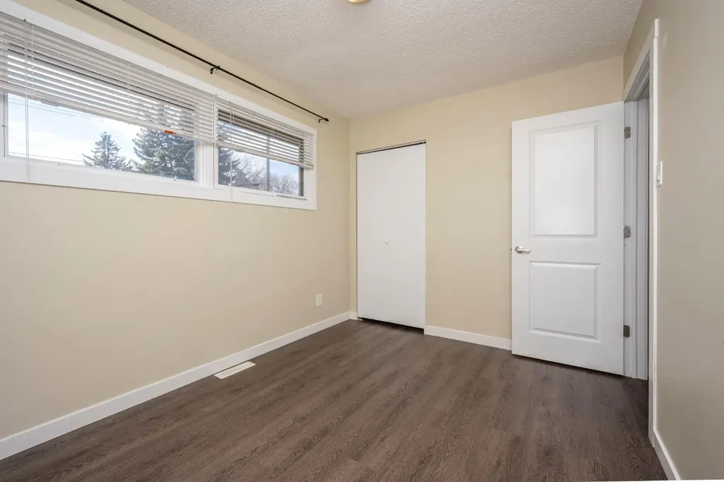 6031 Lacombe Way SW Calgary AB T3E5T4