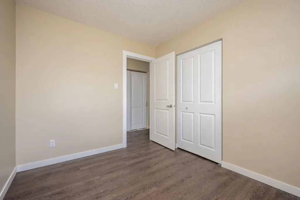 6031 Lacombe Way SW Calgary AB T3E5T4