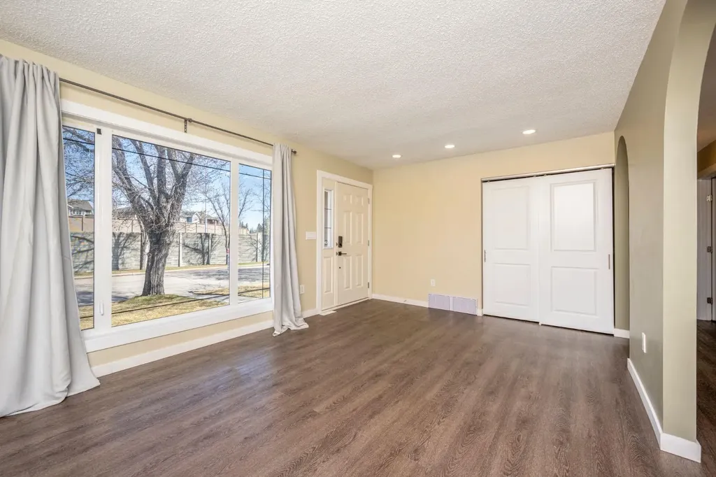 6031 Lacombe Way SW Calgary AB T3E5T4