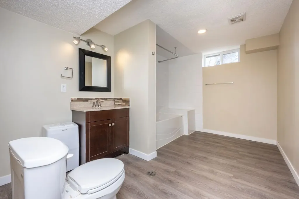 6031 Lacombe Way SW Calgary AB T3E5T4