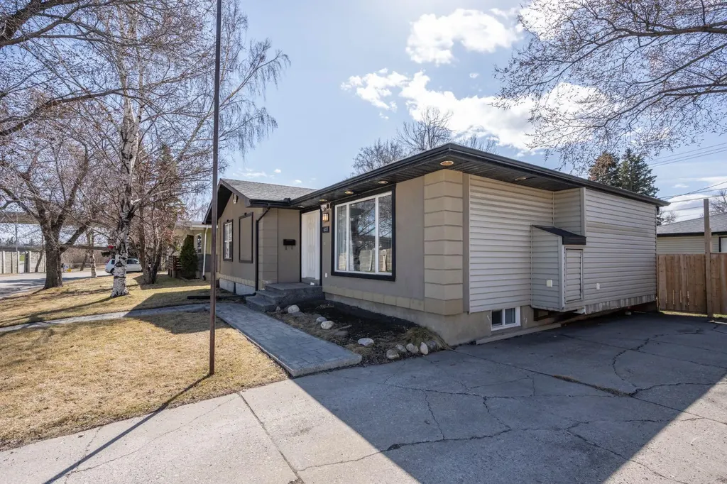 6031 Lacombe Way SW Calgary AB T3E5T4