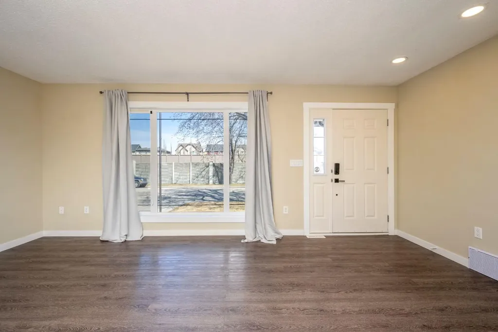 6031 Lacombe Way SW Calgary AB T3E5T4