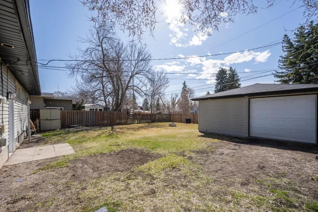 6031 Lacombe Way SW Calgary AB T3E5T4