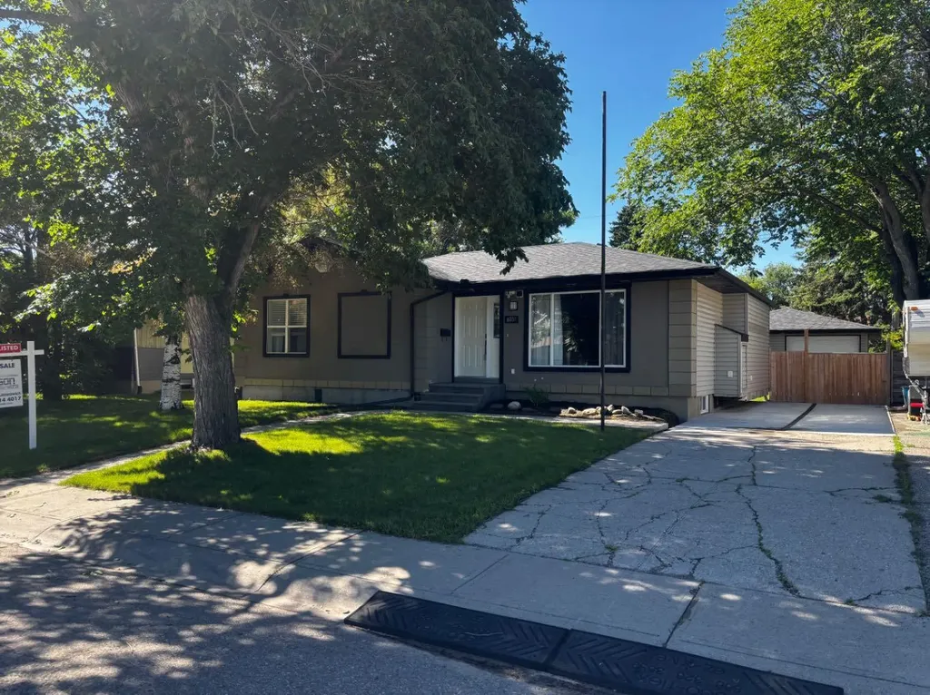 6031 Lacombe Way SW Calgary AB T3E5T4