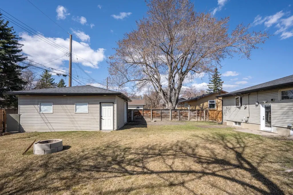 6031 Lacombe Way SW Calgary AB T3E5T4