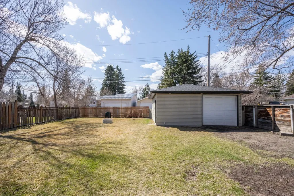 6031 Lacombe Way SW Calgary AB T3E5T4