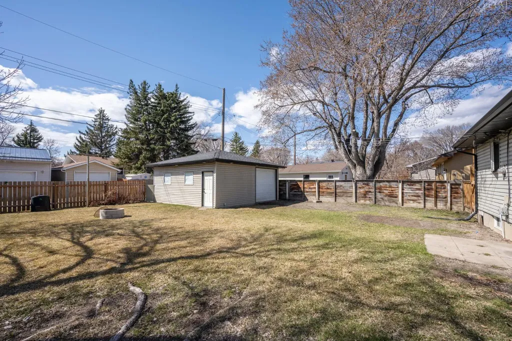 6031 Lacombe Way SW Calgary AB T3E5T4