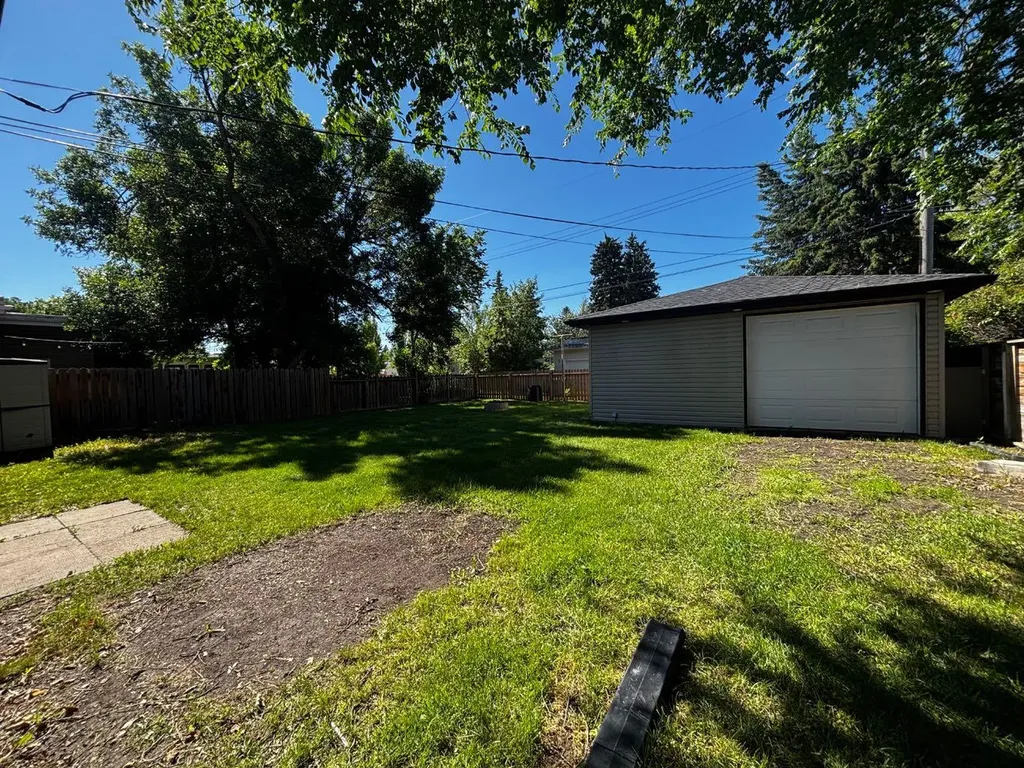 6031 Lacombe Way SW Calgary AB T3E5T4