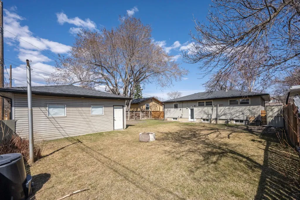 6031 Lacombe Way SW Calgary AB T3E5T4