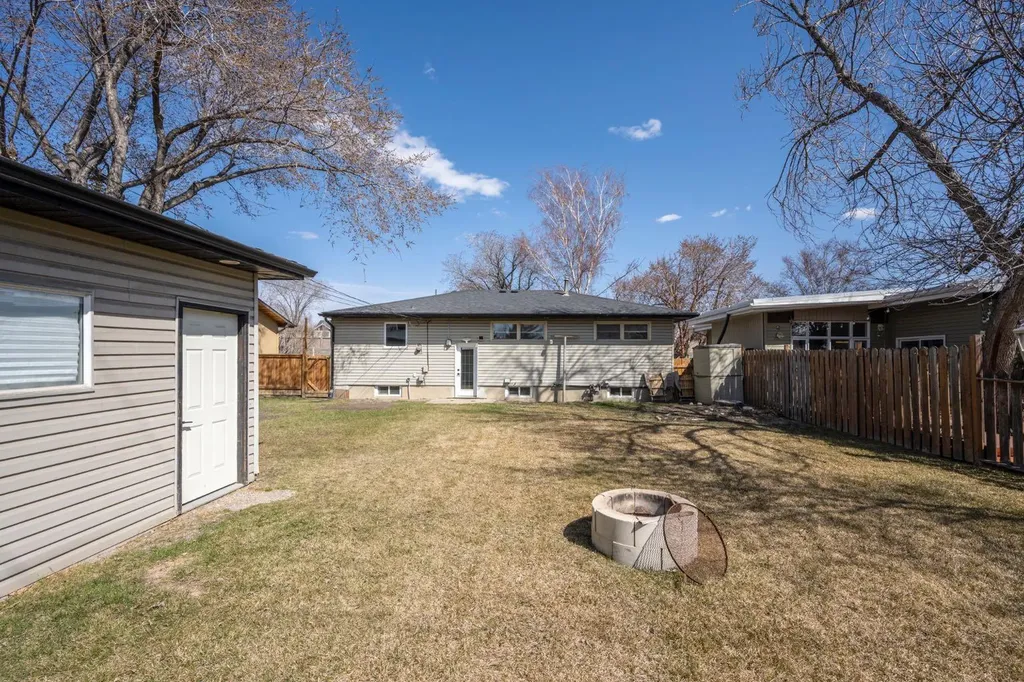 6031 Lacombe Way SW Calgary AB T3E5T4