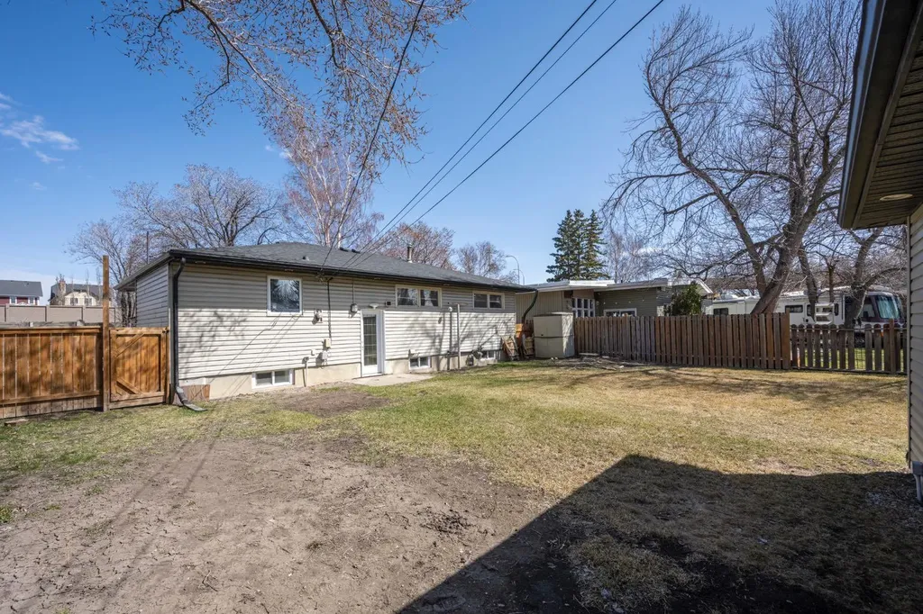6031 Lacombe Way SW Calgary AB T3E5T4