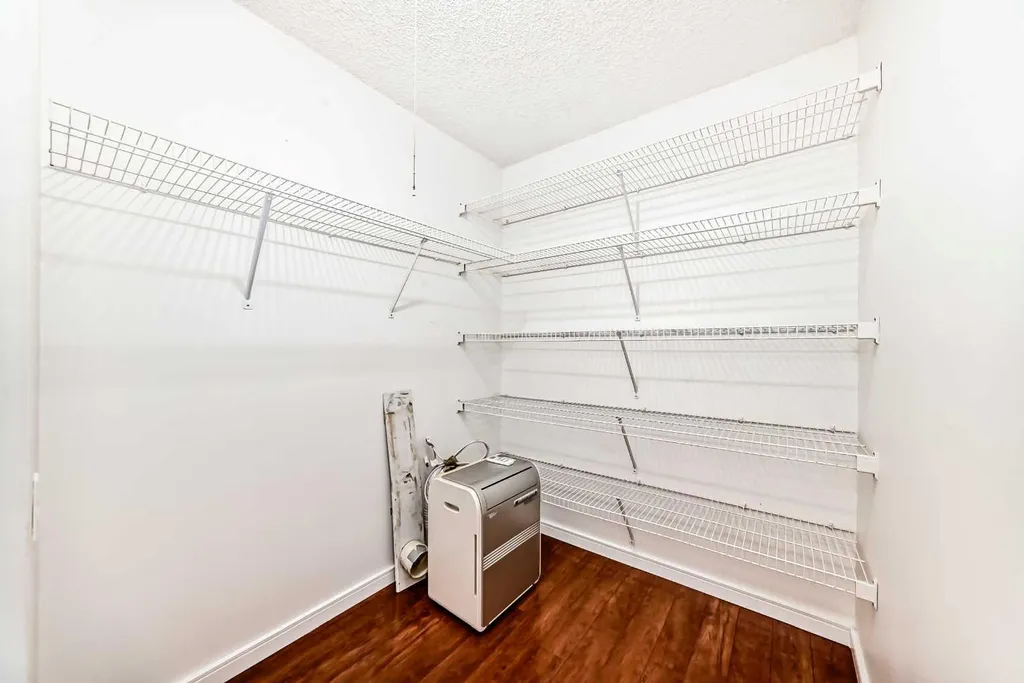 10838 108 Street NW Edmonton AB T5H 3A6