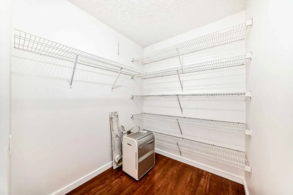 10838 108 Street NW Edmonton AB T5H 3A6