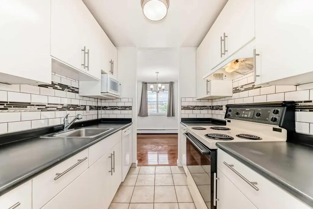 10838 108 Street NW Edmonton AB T5H 3A6