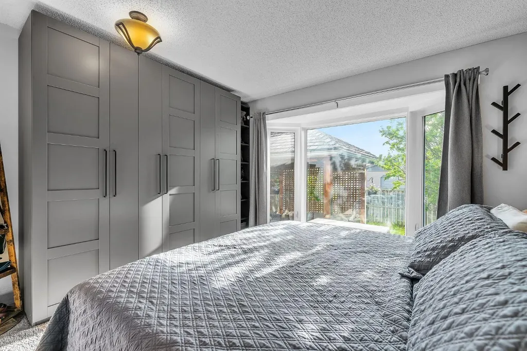 120 Woodbrook Close SW Calgary AB T2W4E9