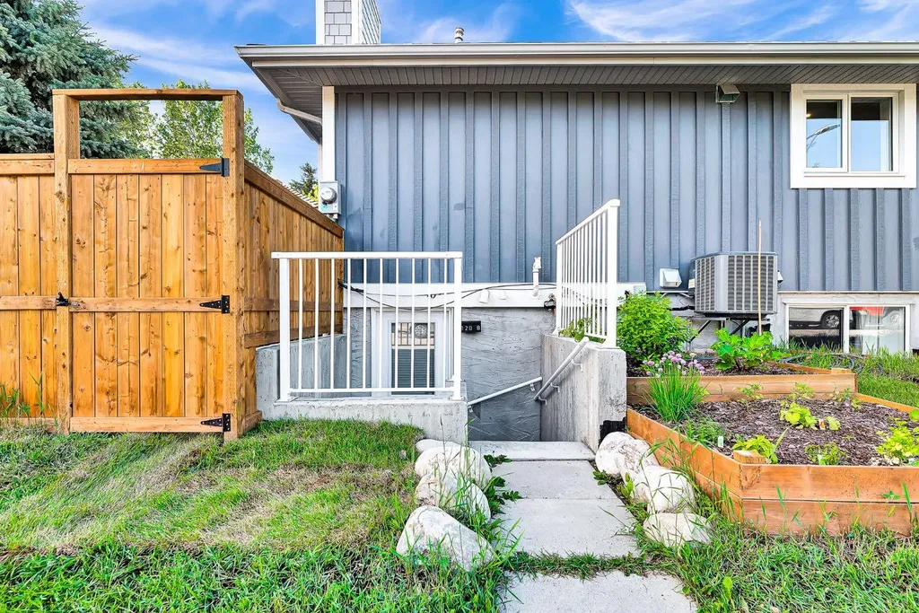 120 Woodbrook Close SW Calgary AB T2W4E9