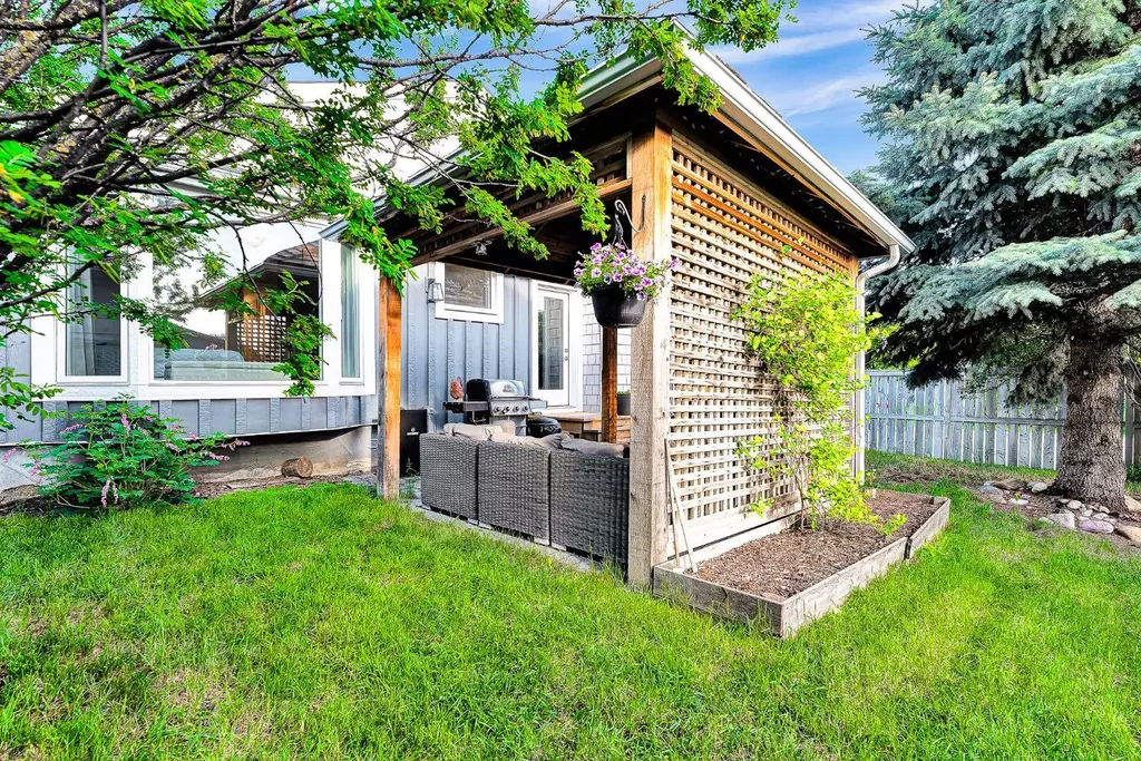120 Woodbrook Close SW Calgary AB T2W4E9
