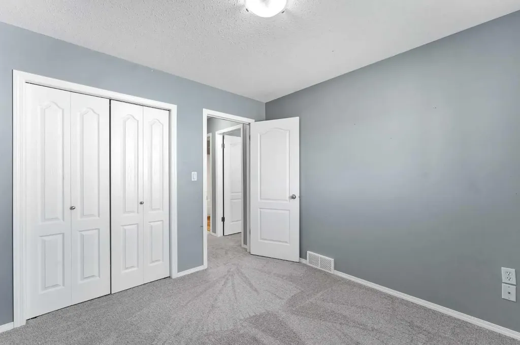 16 Sierra Avenue SW Medicine Hat AB T1B0A5
