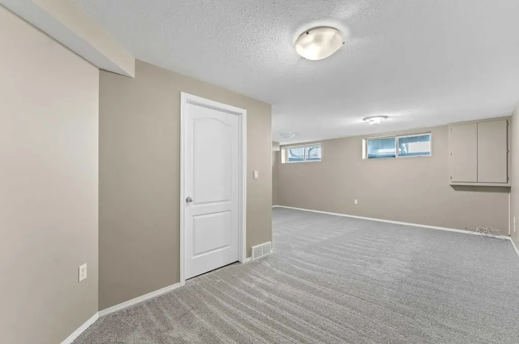 16 Sierra Avenue SW Medicine Hat AB T1B0A5