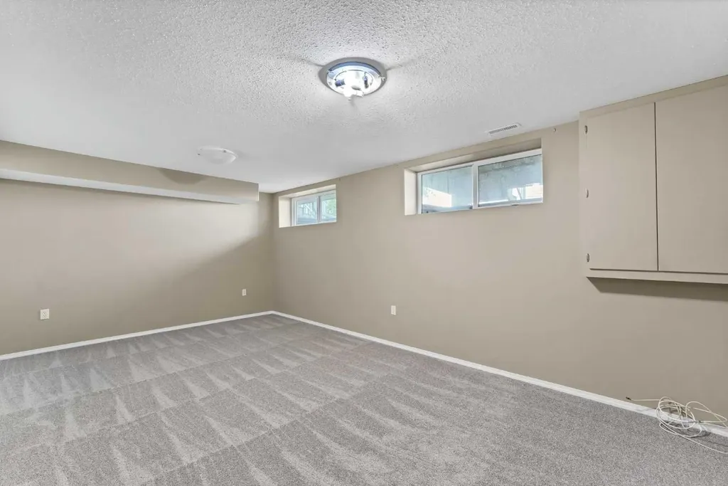16 Sierra Avenue SW Medicine Hat AB T1B0A5