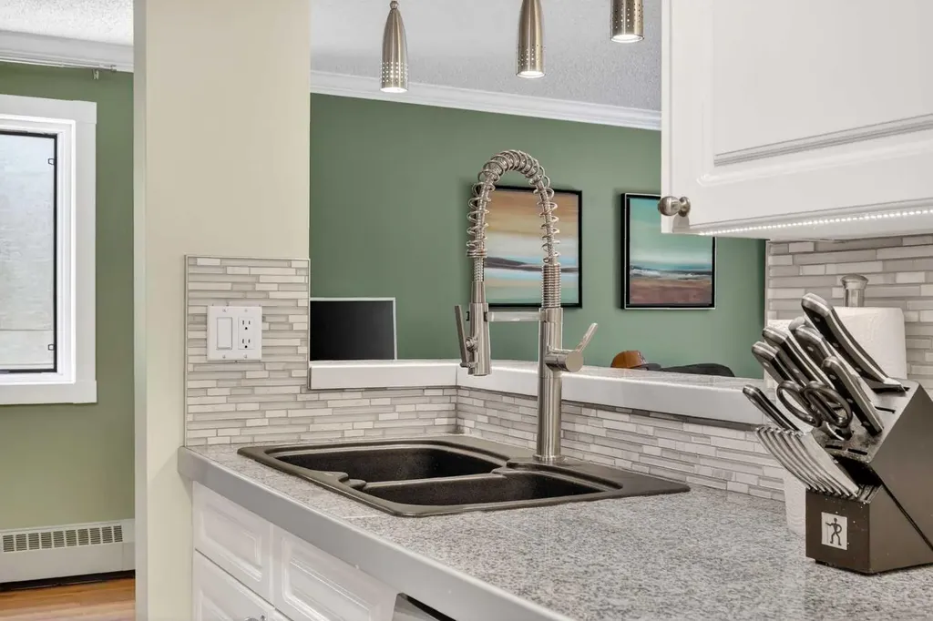 727 56 Avenue SW Calgary AB T2V 4Z8
