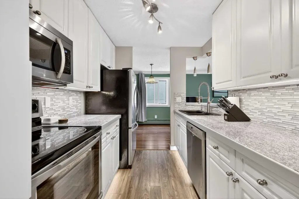 727 56 Avenue SW Calgary AB T2V 4Z8