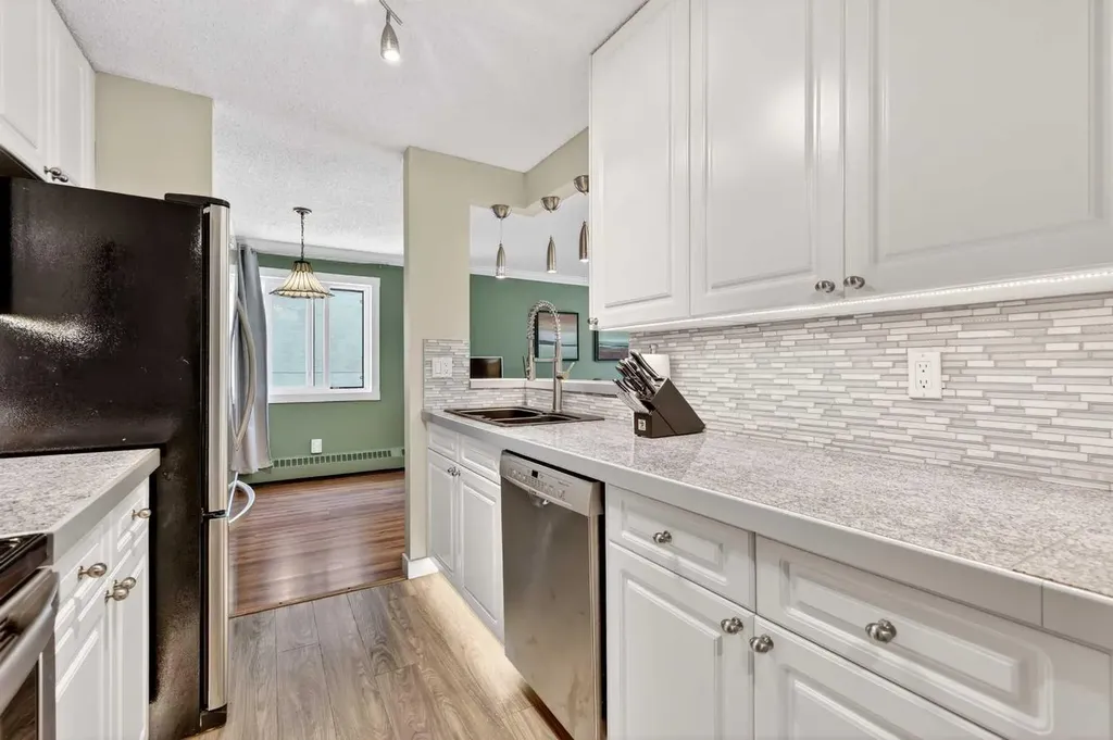 727 56 Avenue SW Calgary AB T2V 4Z8