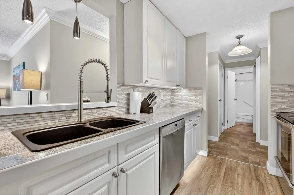 727 56 Avenue SW Calgary AB T2V 4Z8