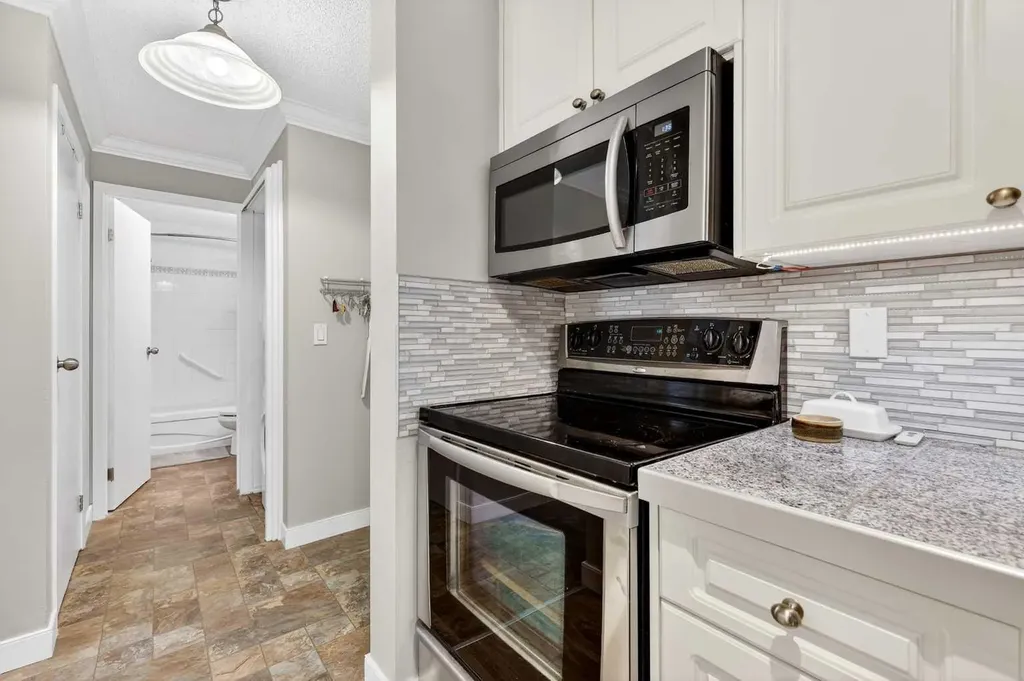 727 56 Avenue SW Calgary AB T2V 4Z8