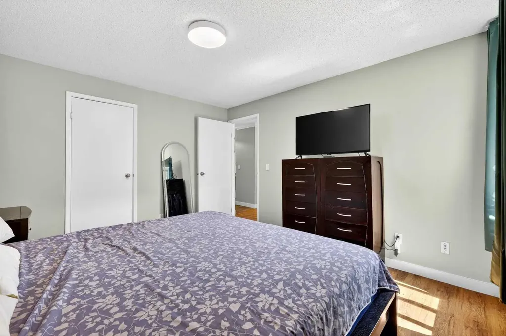 727 56 Avenue SW Calgary AB T2V 4Z8