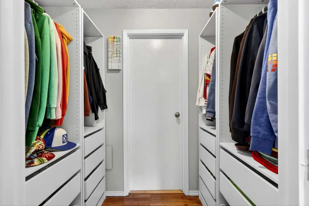 727 56 Avenue SW Calgary AB T2V 4Z8