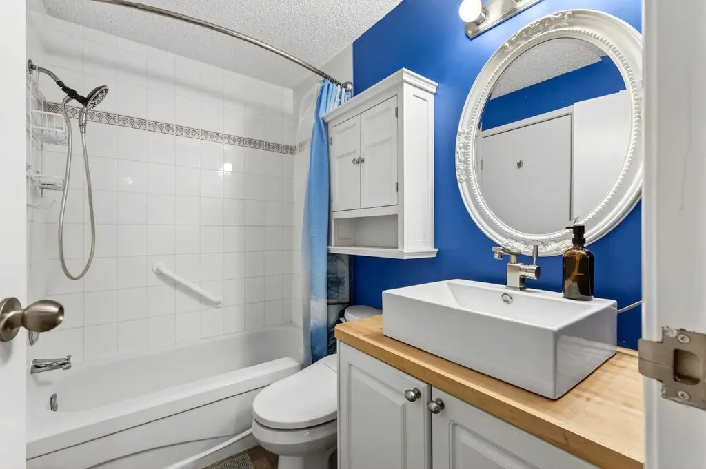 727 56 Avenue SW Calgary AB T2V 4Z8