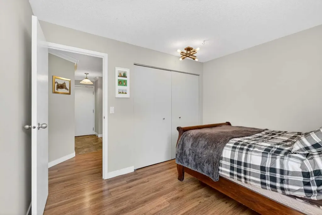 727 56 Avenue SW Calgary AB T2V 4Z8