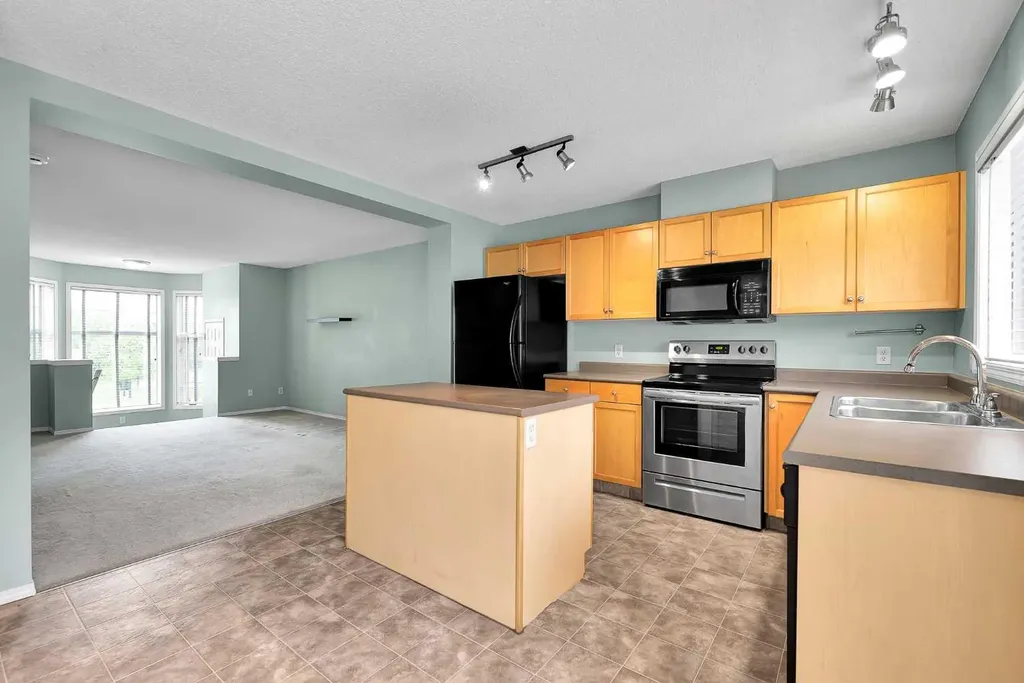 207 Mckenzie Towne Gate SE Calgary AB T2Z 4G2