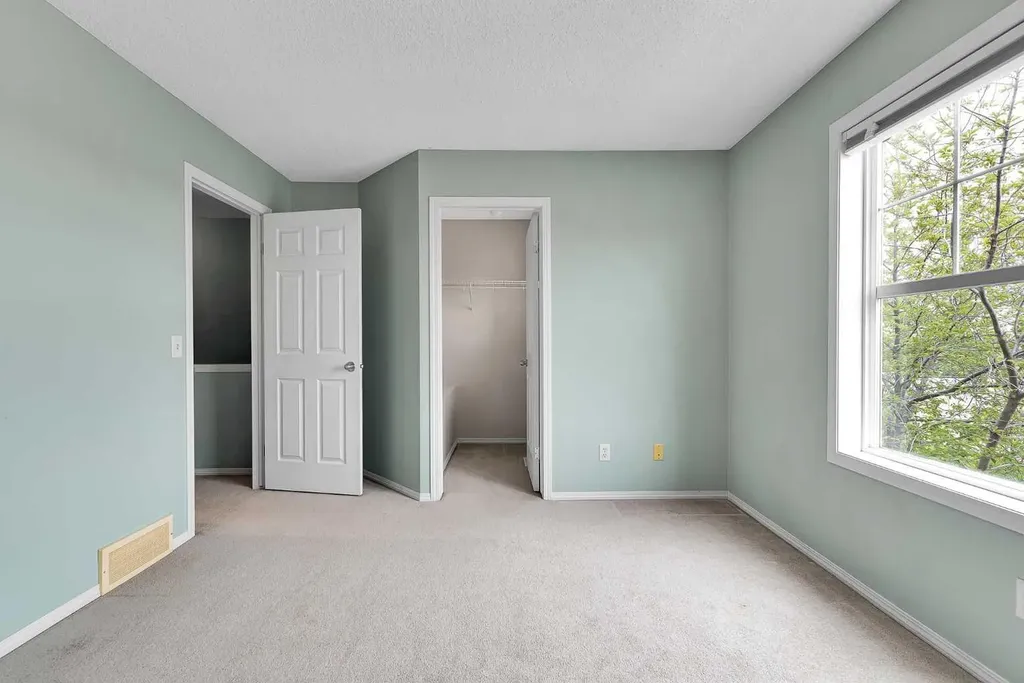 207 Mckenzie Towne Gate SE Calgary AB T2Z 4G2