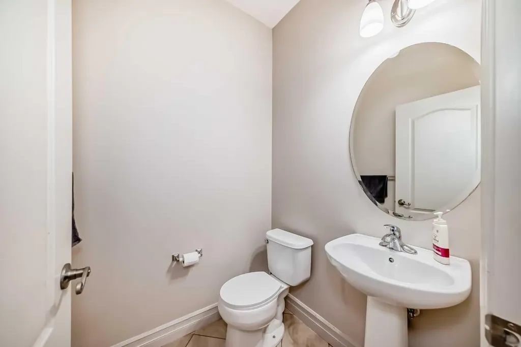 832 Coopers Square SW Airdrie AB t4b 0g5