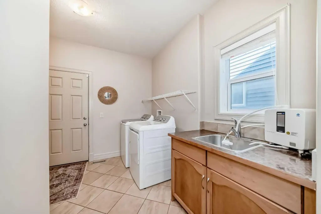 832 Coopers Square SW Airdrie AB t4b 0g5