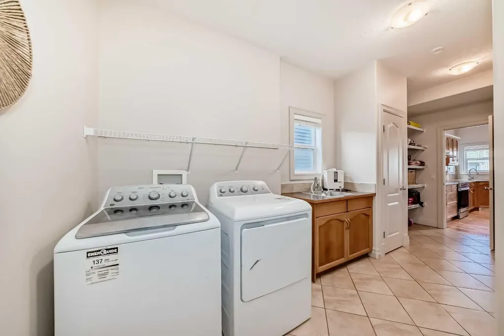 832 Coopers Square SW Airdrie AB t4b 0g5