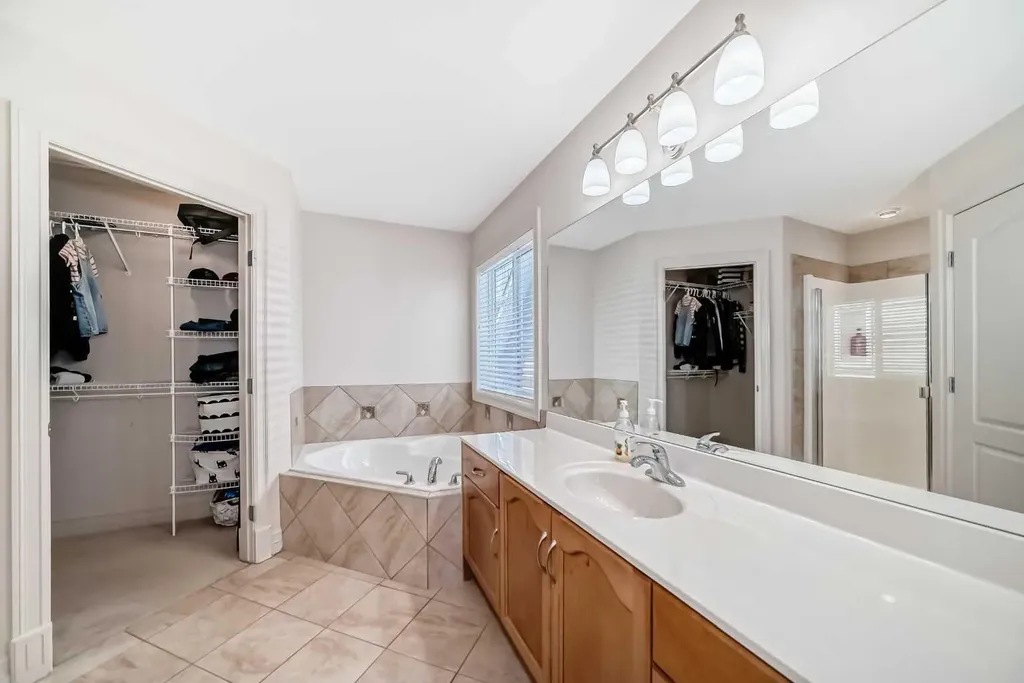 832 Coopers Square SW Airdrie AB t4b 0g5
