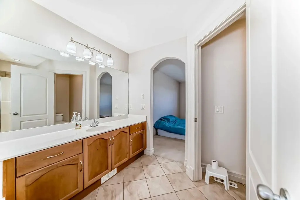 832 Coopers Square SW Airdrie AB t4b 0g5