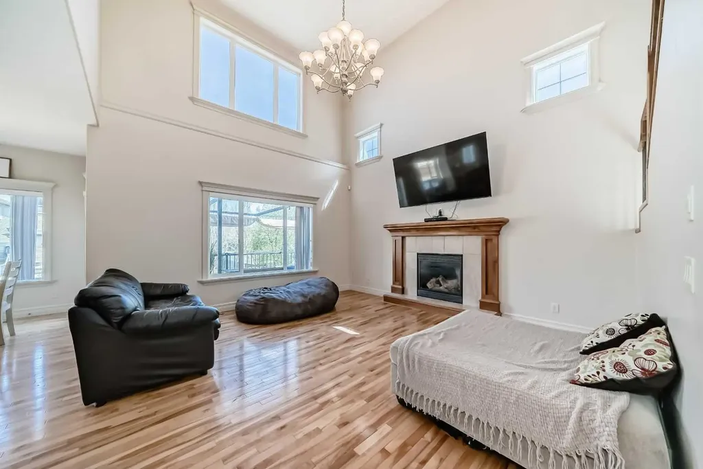 832 Coopers Square SW Airdrie AB t4b 0g5