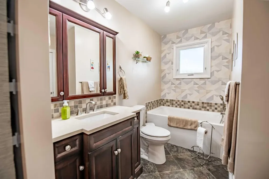 5024 43 Street Innisfail AB T4G 1K2