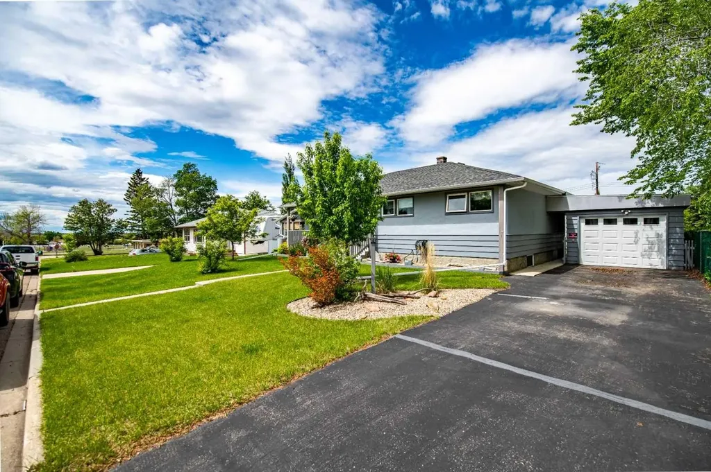 5024 43 Street Innisfail AB T4G 1K2