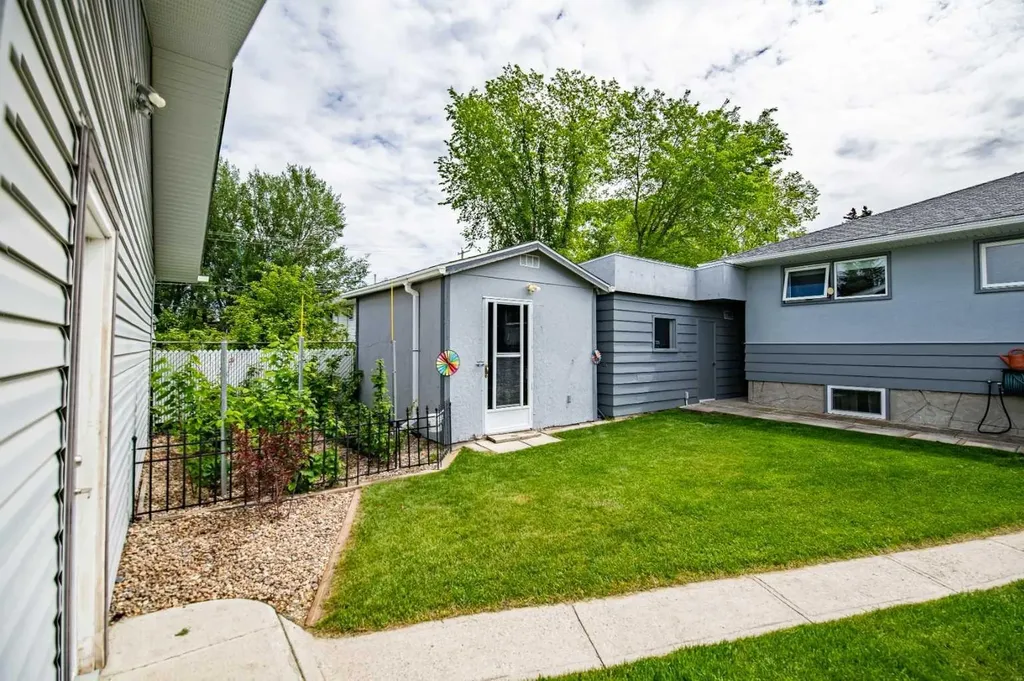 5024 43 Street Innisfail AB T4G 1K2