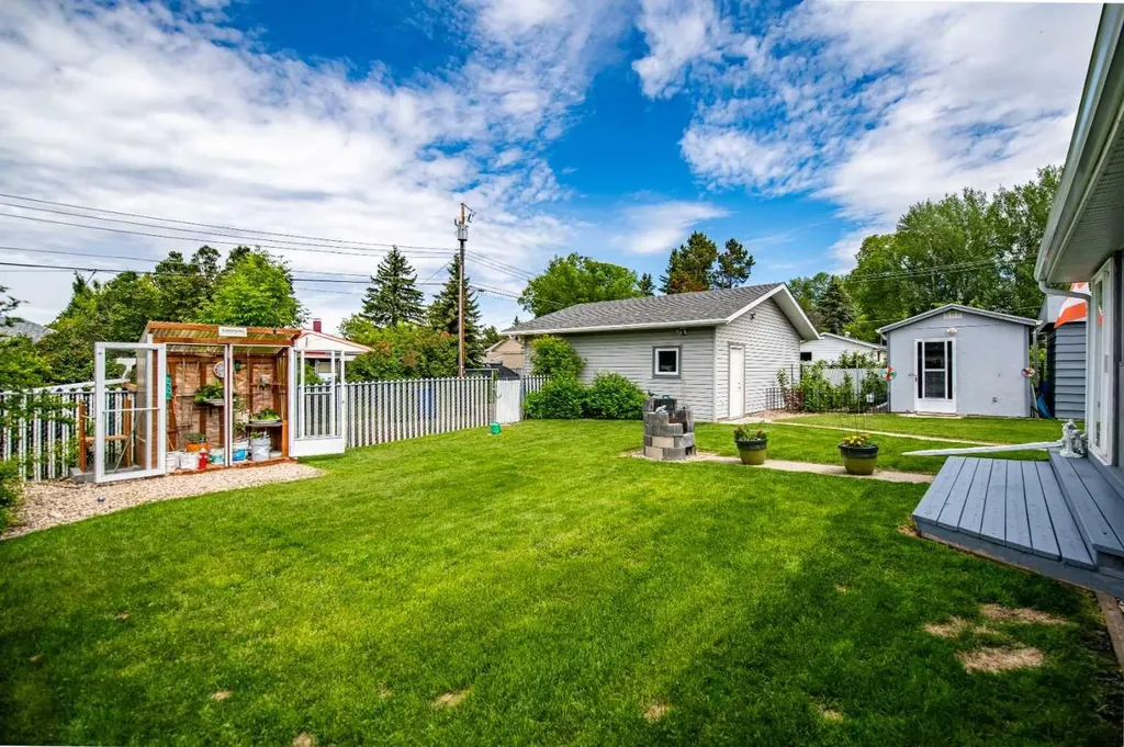 5024 43 Street Innisfail AB T4G 1K2