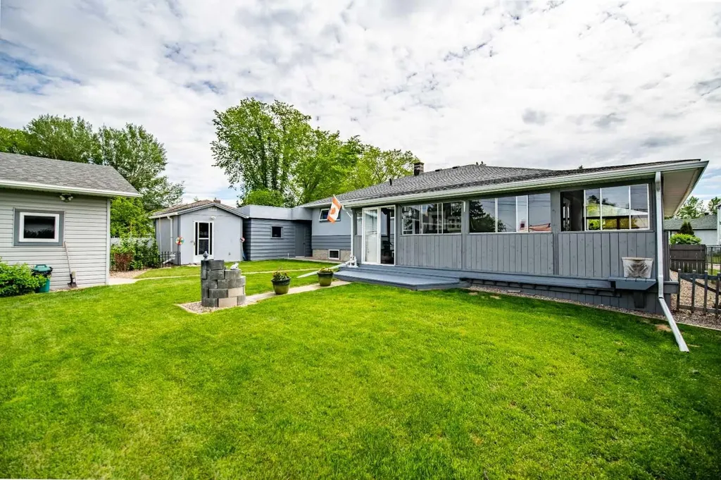 5024 43 Street Innisfail AB T4G 1K2