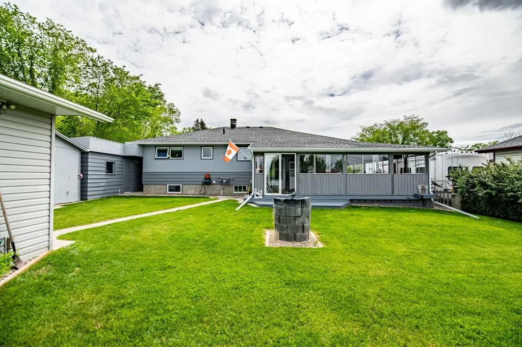5024 43 Street Innisfail AB T4G 1K2